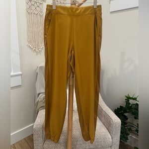 Athleta Textured Brooklyn Jogger Pants Mustard Gold Size 6 Athleisure